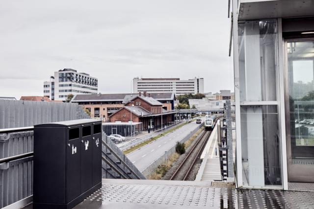 3 fraktion affaldssortering udendørs ved station