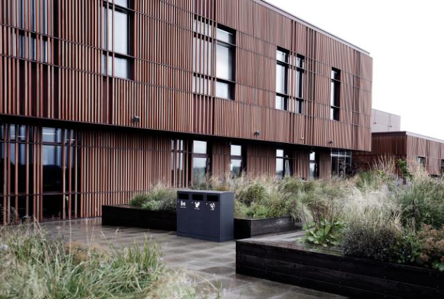 Bica udendørs affaldssortering på skole i Viborg