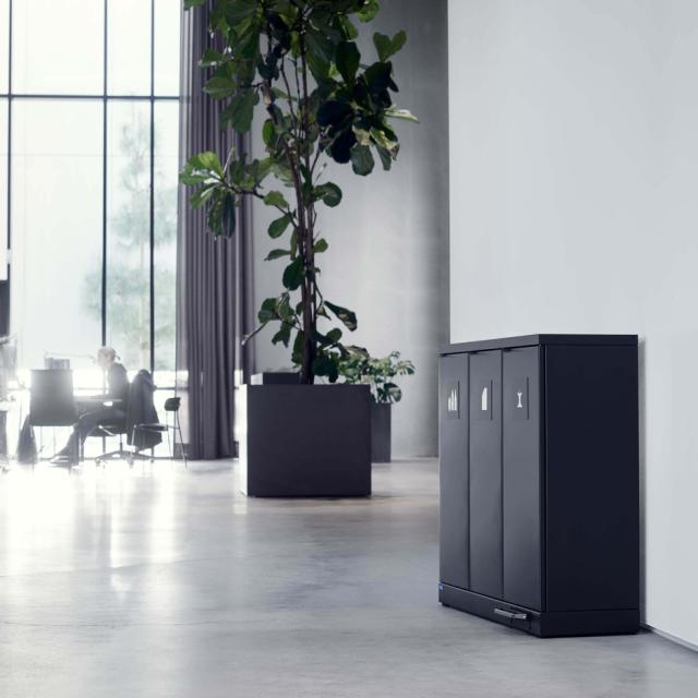 Løbende børn og unge forbi affaldssortering på en skole